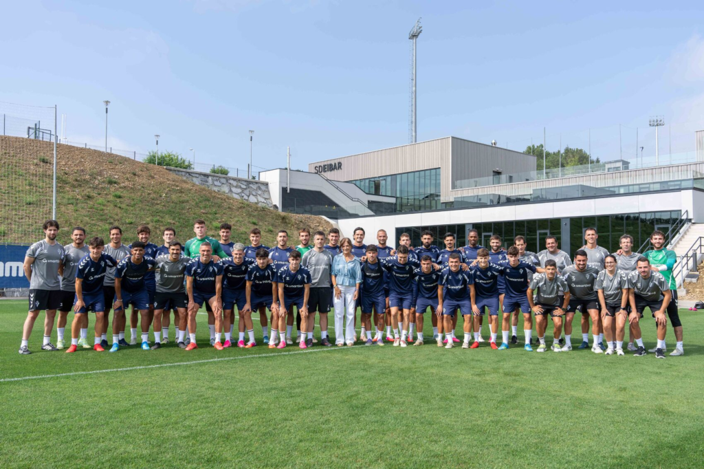Foto rutinaria de la SD Eibar que da el pistoletazo de salida a la campaña 26/27