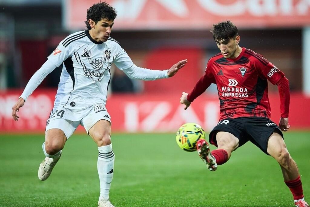Jesús Vallejo con el Albacete frente al Mirandés