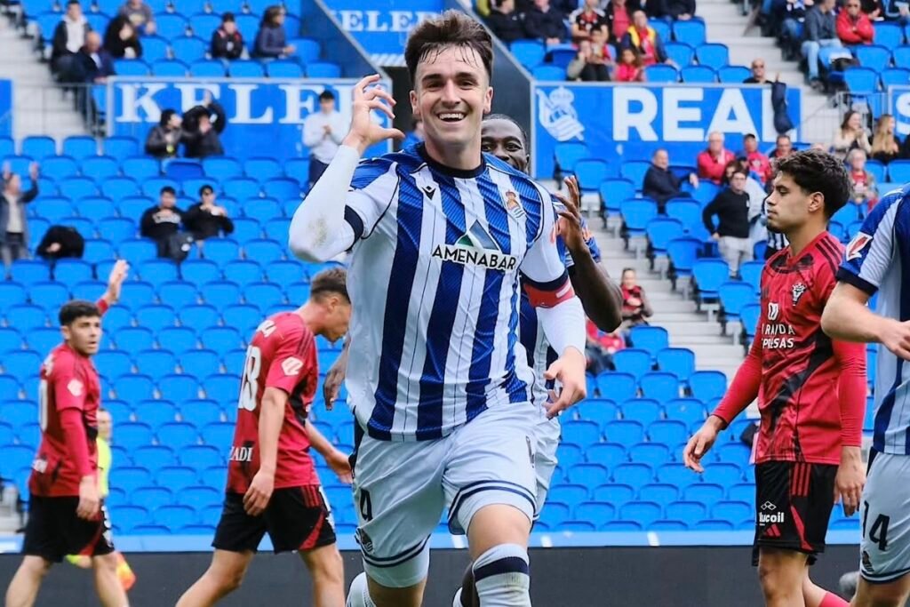 El Sanse blinda su eje de la defensa 1 Luken Beitia celebrando un gol con el Sanse