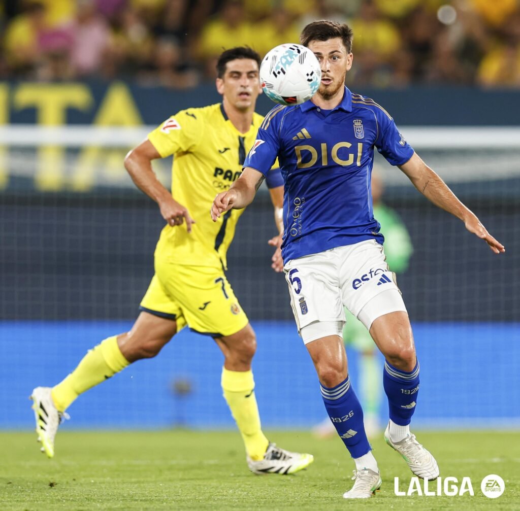 El Oviedo acelera para blindarle tras su gran temporada 1 El Oviedo intenta renovar a uno de sus mejores jugadores en rendimiento