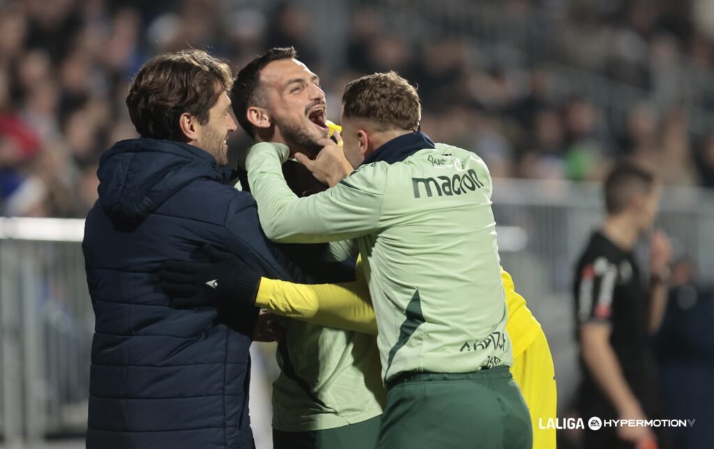 El Cádiz CF anuncia que sigue un futbolista envuelto en polémica