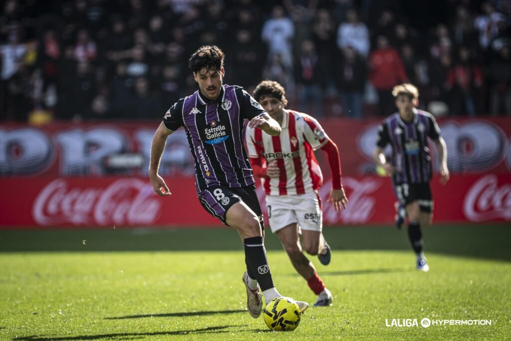 Víctor Meseguer conduciendo el balón como jugador del Pucela frente al Real Sporting