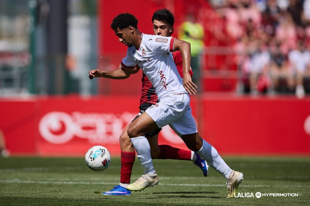 Homam El-Amin disputando un partido como jugador de la Cultural Leonesa frente al Mirandés