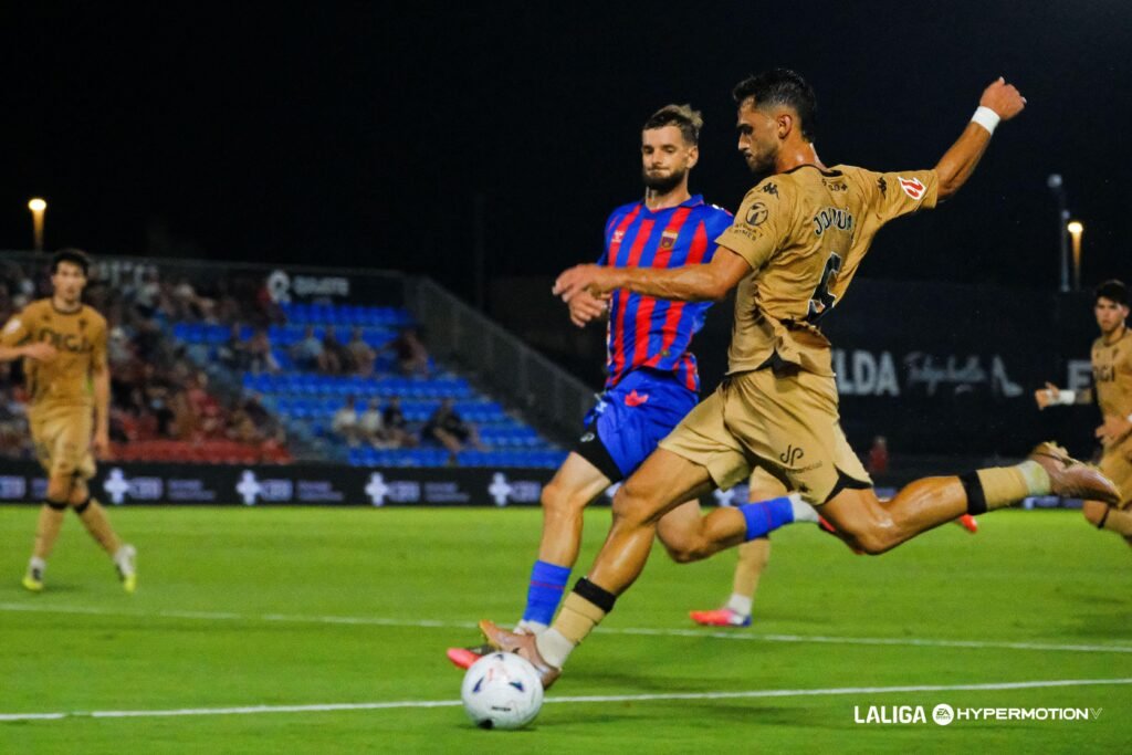 El Ceuta se interesa en el medio del Cádiz