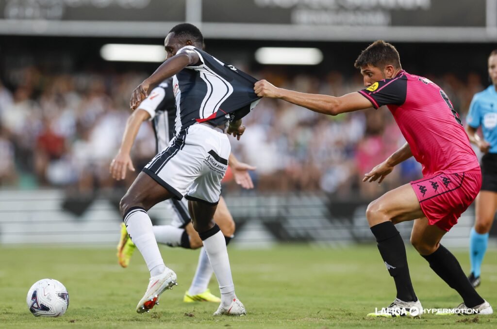 El Castellón intenta sujetar a su delantero