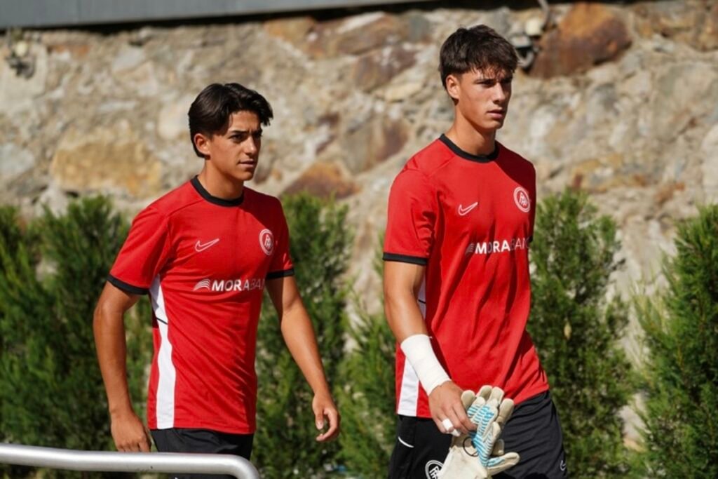 El Andorra abre las puertas a los jóvenes 1 Tiago Olmedo y Jan Lagunas durante la pretemporada con el primer equipo del Andorra
