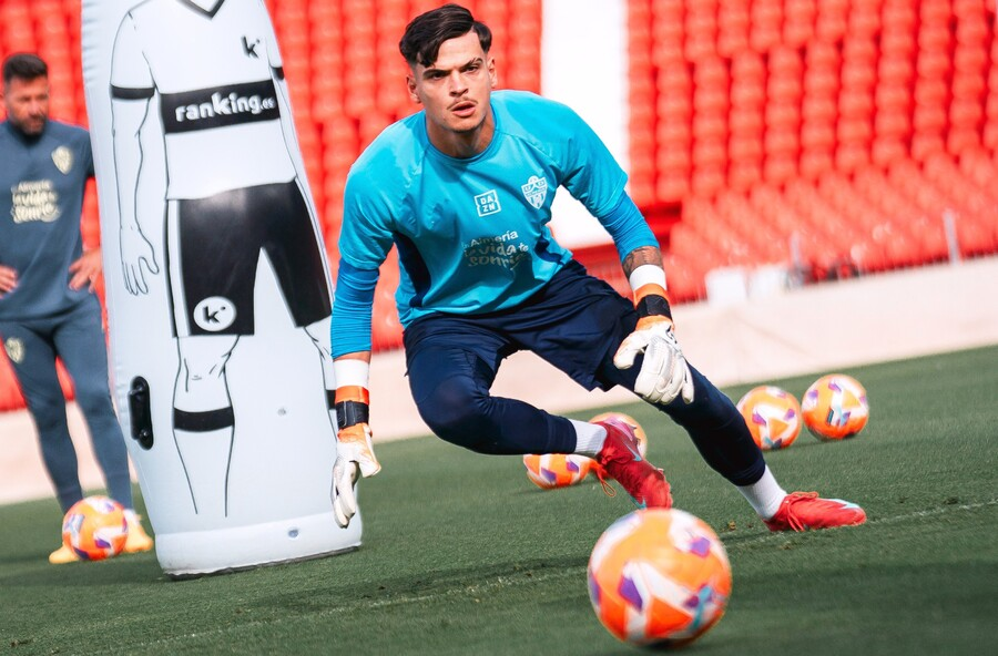 El Burgos CF se lanza a por el portero que le falta 1 El Burgos negocia por el portero del Almería