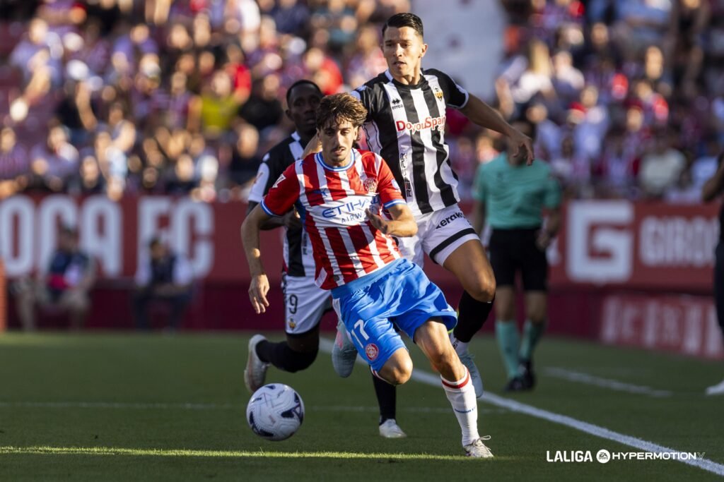 El Girona afronta una ausencia clave en su esquema 1 Bryan Gil conduciendo el esférico en el Girona - Castellón.