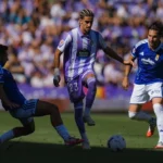 Tay Abed, rebasando a un rival del Oviedo.
