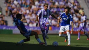 Tay Abed, rebasando a un rival del Oviedo.