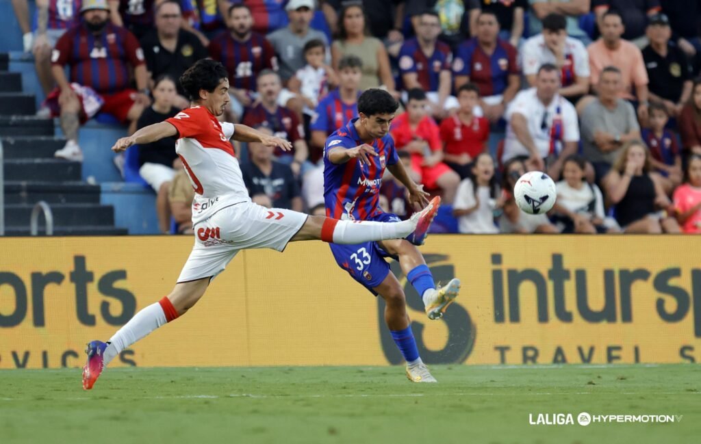 Olabarrieta en una acción con el Eldense