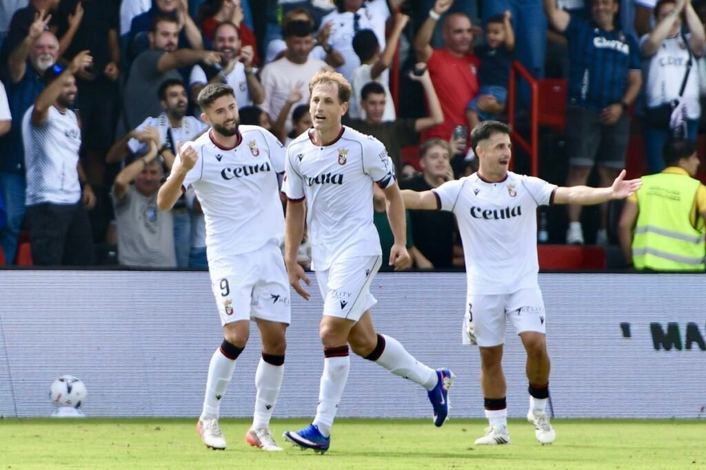 Carlos Hernández con el Ceuta ante el Sanse