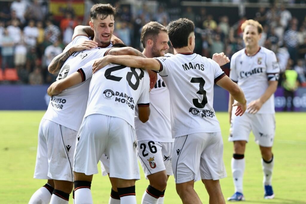 Jugadores del Ceuta celebrando la primera victoria de la temporada