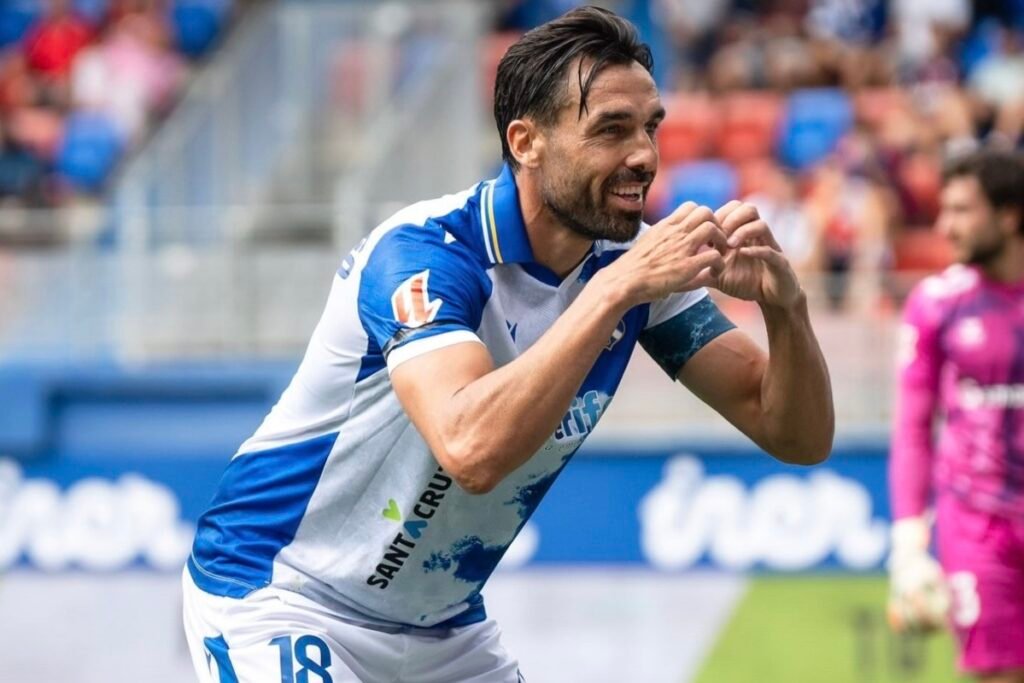 Enric Gallego celebrando su primer gol de la temporada con el Tenerife